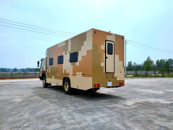 重汽豪沃四驅12人宿營車 重汽豪沃四驅12人宿營車