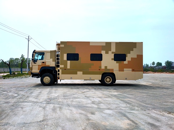 重汽豪沃四驅12人宿營車 重汽豪沃四驅12人宿營車